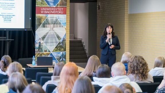 uczniowie szk&oacute;ł ponadpodstawowych na spotkaniach edukacyjnych w ramach akcji Studiuj z UwB
