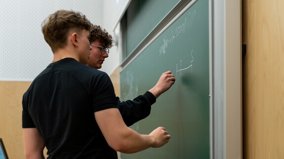 uczniowie Zespołu Szk&oacute;ł Og&oacute;lnokształcących w Augustowie na zajęciach w kampusie w ramach akcji Studiuj z UwB