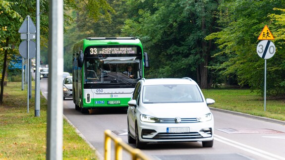 jadący autobus nowej linii