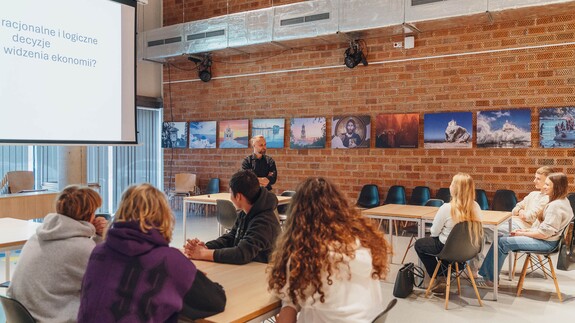 uczniowie szk&oacute;ł ponadpodstawowych na spotkaniach edukacyjnych w ramach akcji Studiuj z UwB