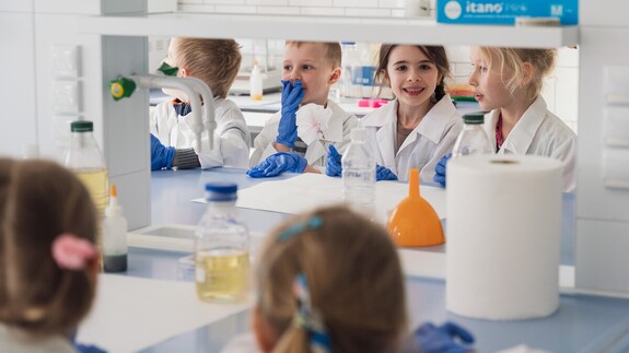 laboratoria chemiczne z uczniami