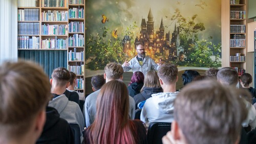 Wykładowcy z Wydziału Zarządzania oraz Wydziału Stosunków Międzynarodowych spotkali się z uczniami XIV LO w Białymstoku w ramach akcji Studiuj z UwB