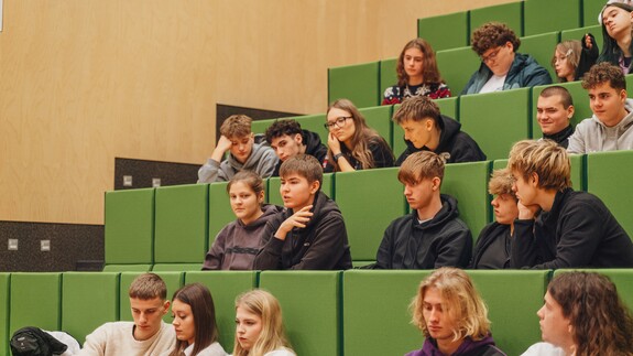 uczniowie szk&oacute;ł ponadpodstawowych na spotkaniach edukacyjnych w ramach akcji Studiuj z UwB