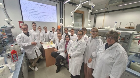 nauczycielki z przedszkola w Siemiatyczach na zajęciach warsztatowych na Wydziale Chemii w kampusie UwB