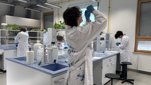 uczniowie biorący udział w II etapie Olimpiady chemicznej w kampusie UwB