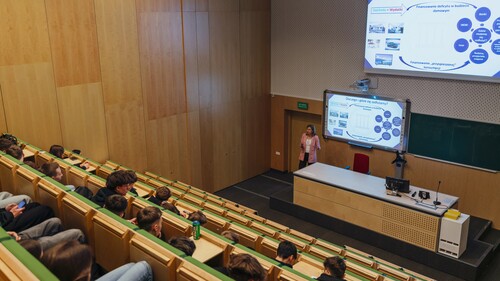 uczniowie ILO w Augustowie w kampusie UwB na zajęciach w ramach akcji Studiuj z UwB