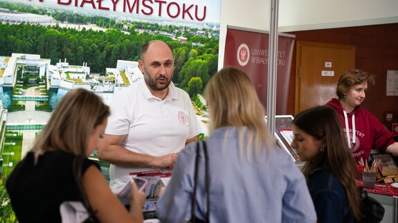 Pracownicy Uniwersyteckiego Centrum Rekrutacji rozmawiają z uczniami przy stoisku Uniwersytetu w Białymstoku podczas Białostockiego Salonu Maturzysty