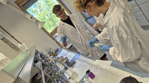 laboratoria chemiczne w kampusie na Wydziale Chemii dla uczni&oacute;w klas 7 i 8
