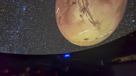 Dzień Nauki Polskiej zajęcia w planetarium UwB skierowane do młodzieży szkół białostockich