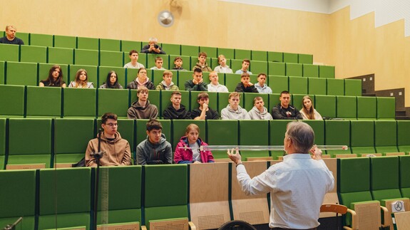 uczniowie szk&oacute;ł ponadpodstawowych na spotkaniach edukacyjnych w ramach akcji Studiuj z UwB