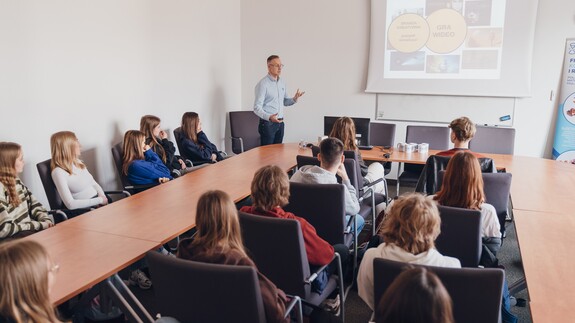 uczniowie szk&oacute;ł ponadpodstawowych na spotkaniach edukacyjnych w ramach akcji Studiuj z UwB