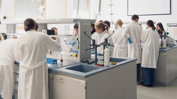 uczniowie szkół średnich w kampusie UwB na wykładach