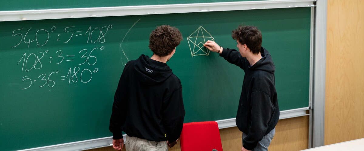 uczniowie Zespołu Szkół Ogólnokształcących w Augustowie na zajęciach w kampusie w ramach akcji Studiuj z UwB