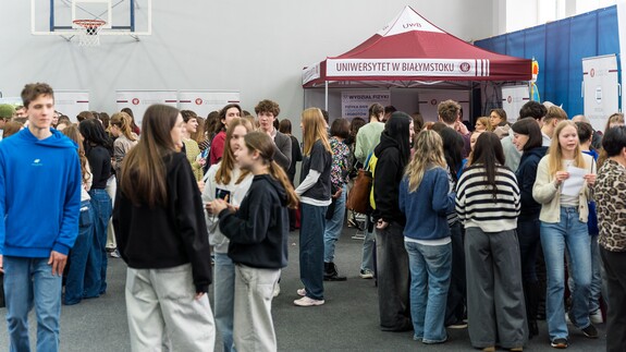 reprezentacja 14 wydział&oacute;w, rekrutacji i promocji na XX Targach Edukacyjnych w II Liceum Og&oacute;lnokształcącym im. Księżnej Anny z Sapieh&oacute;w Jabłonowskiej w Białymstoku 