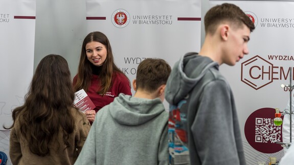 reprezentacja 14 wydział&oacute;w, rekrutacji i promocji na XX Targach Edukacyjnych w II Liceum Og&oacute;lnokształcącym im. Księżnej Anny z Sapieh&oacute;w Jabłonowskiej w Białymstoku 