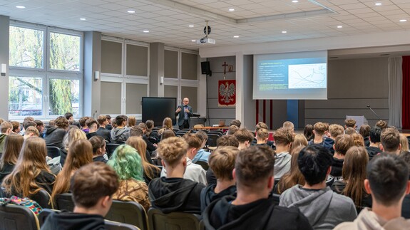 uczniowie szk&oacute;ł ponadpodstawowych na spotkaniach edukacyjnych w ramach akcji Studiuj z UwB