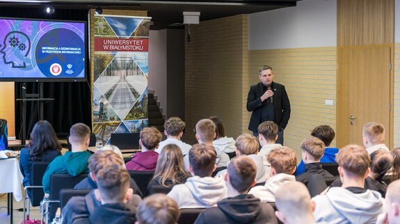 uczniowie szk&oacute;ł ponadpodstawowych na spotkaniach edukacyjnych w ramach akcji Studiuj z UwB