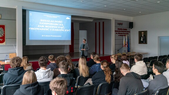akcja Studiuj z UwB w ZSHE w B-stoku, zajęcia skierowane do uczniów, prowadzone przez kadrę uniwersytecką.