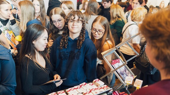 młodzież podczas targ&oacute;w edukacyjnych Salon Maturzyst&oacute;w Perspektywy 2026