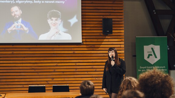 uczniowie szk&oacute;ł ponadpodstawowych na spotkaniach edukacyjnych w ramach akcji Studiuj z UwB
