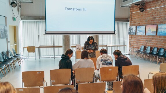 akcja Studiuj z UwB, uniwersytecka oferta edukacyjna skierowana do szk&oacute;ł ponadpodstawowych
