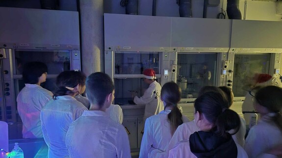 zajęcia chemiczne dla uczniów z Zauk w laboratorium chemicznym UwB