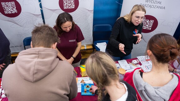 reprezentacja 14 wydział&oacute;w, rekrutacji i promocji na XX Targach Edukacyjnych w II Liceum Og&oacute;lnokształcącym im. Księżnej Anny z Sapieh&oacute;w Jabłonowskiej w Białymstoku 