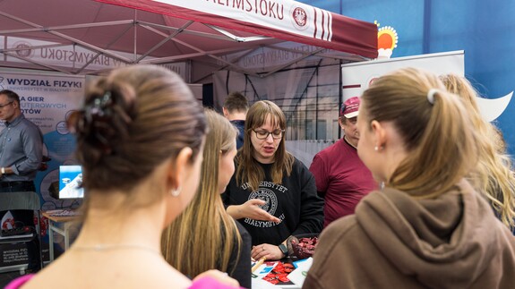 reprezentacja 14 wydział&oacute;w, rekrutacji i promocji na XX Targach Edukacyjnych w II Liceum Og&oacute;lnokształcącym im. Księżnej Anny z Sapieh&oacute;w Jabłonowskiej w Białymstoku 