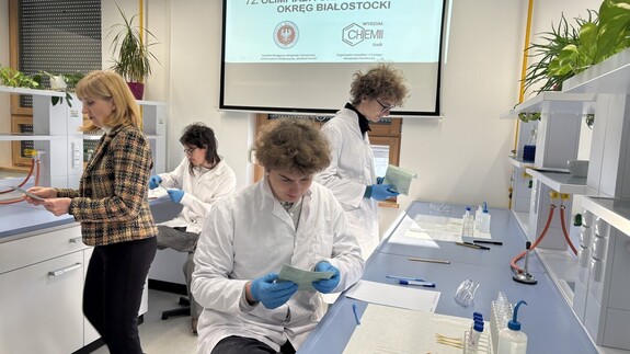 uczniowie biorący udział w II etapie Olimpiady chemicznej w kampusie UwB