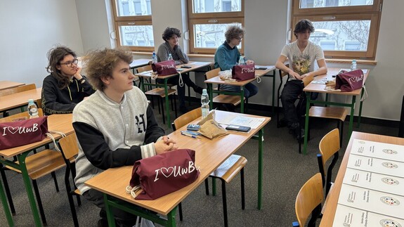 uczniowie biorący udział w II etapie Olimpiady chemicznej w kampusie UwB