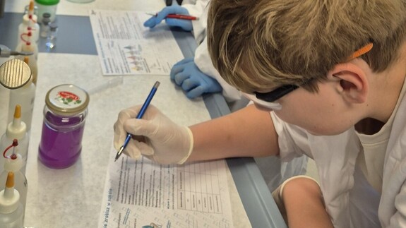 laboratoria chemiczne w kampusie na Wydziale Chemii dla uczni&oacute;w klas 7 i 8