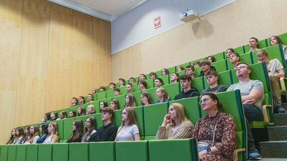 uczniowie szkół średnich w kampusie UwB na wykładach