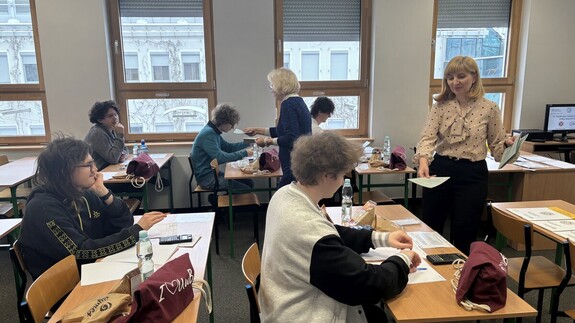 uczniowie biorący udział w II etapie Olimpiady chemicznej w kampusie UwB