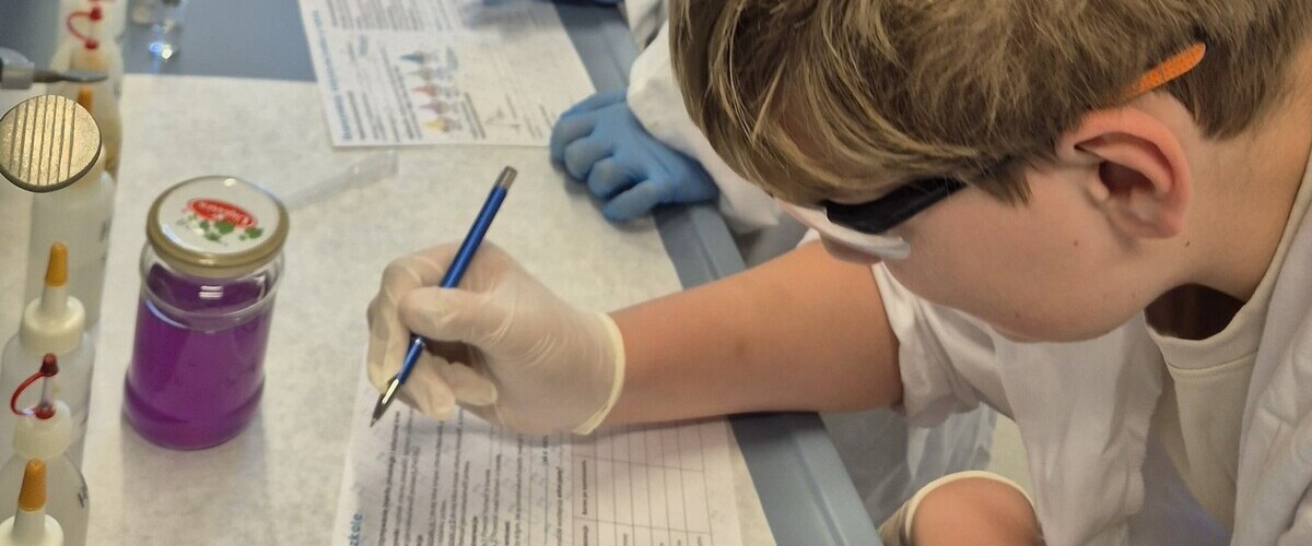 laboratoria chemiczne w kampusie na Wydziale Chemii dla uczniów klas 7 i 8
