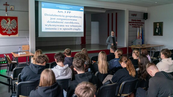 uczniowie szk&oacute;ł ponadpodstawowych na spotkaniach edukacyjnych w ramach akcji Studiuj z UwB
