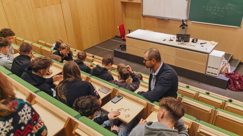 uczniowie szkół ponadpodstawowych na spotkaniach edukacyjnych w ramach akcji Studiuj z UwB