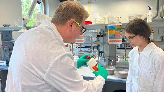 laboratoria chemiczne w kampusie na Wydziale Chemii dla uczni&oacute;w klas 7 i 8