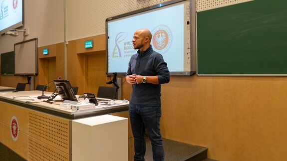 Uczniowie szkoły Infotech w kampusie UwB