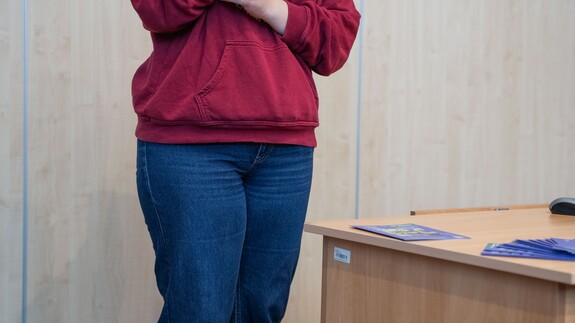 pracownica rekrutacji UwB podczas targ&oacute;w edukacyjnych Salon Maturzyst&oacute;w Perspektywy 2026 przedstawia ofertę uniwersytetu
