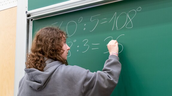 uczniowie Zespołu Szk&oacute;ł Og&oacute;lnokształcących w Augustowie na zajęciach w kampusie w ramach akcji Studiuj z UwB