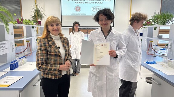 uczniowie biorący udział w II etapie Olimpiady chemicznej w kampusie UwB