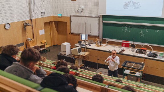 uczniowie szk&oacute;ł ponadpodstawowych na spotkaniach edukacyjnych w ramach akcji Studiuj z UwB