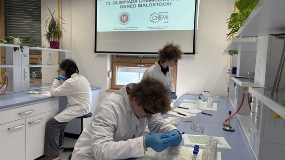 uczniowie biorący udział w II etapie Olimpiady chemicznej w kampusie UwB