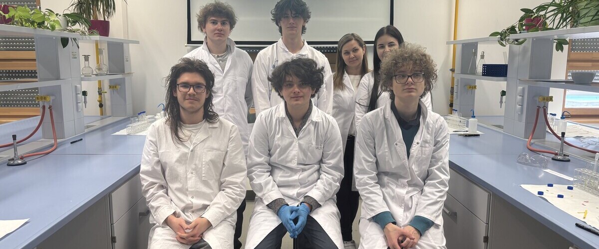 uczniowie biorący udział w II etapie Olimpiady chemicznej w kampusie UwB