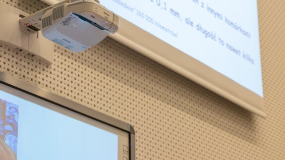 Uczniowie szkoły Infotech w kampusie UwB