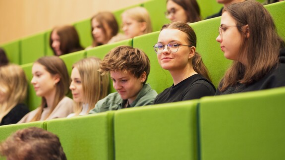 Licealiści z Augustowa na zajęciach w kampusie