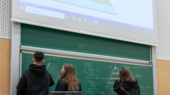 uczniowie z Ostrołęki na zajęciach edukacyjnych w kampusie UwB w ramach akcji studiuj z UwB