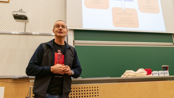 Uczniowie szkoły Infotech w kampusie UwB