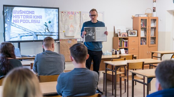 uczniowie szk&oacute;ł ponadpodstawowych na spotkaniach edukacyjnych w ramach akcji Studiuj z UwB