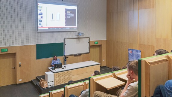 uczniowie szkół średnich w kampusie UwB na wykładach